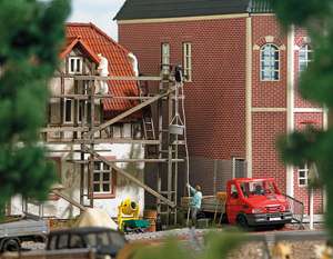 Busch 7902 Wooden scaffolding with bricklayer and pulley