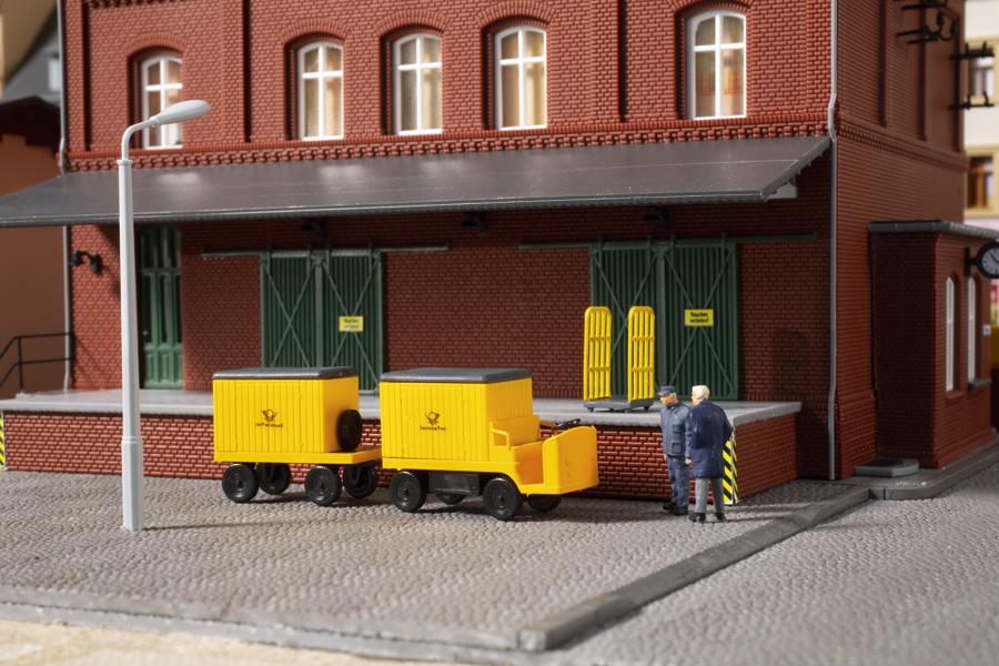 Auhagen 43663 Electric postal trolley with trailer