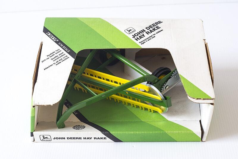 John Deere Hay Rake - Die Cast Farm Model - Ertl 1:16