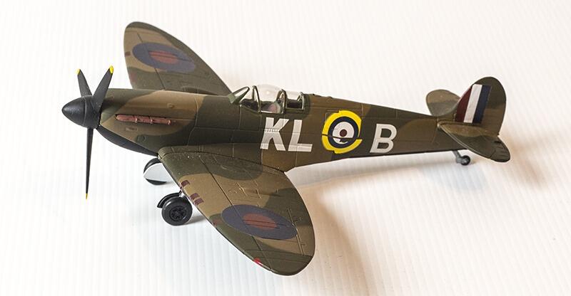 Spitfire Mk 1a 'Alan Deere' - Armour Collection Die Cast 1:48 98316.