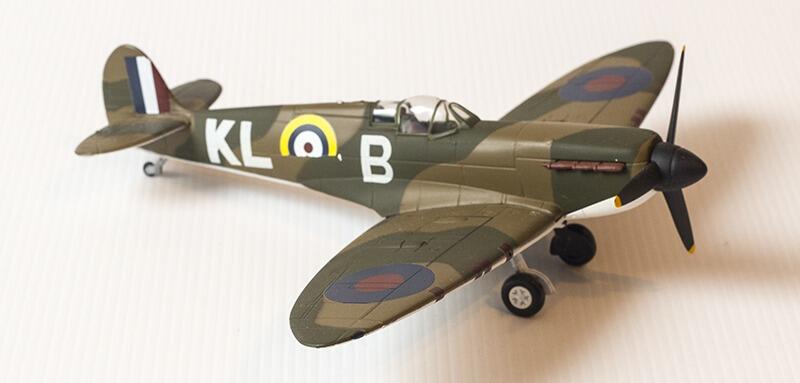 Spitfire Mk 1a 'Alan Deere' - Armour Collection Die Cast 1:48 98316.