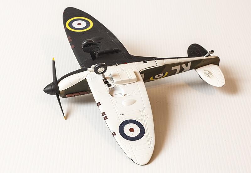 Spitfire Mk 1a 'Alan Deere' - Armour Collection Die Cast 1:48 98316.