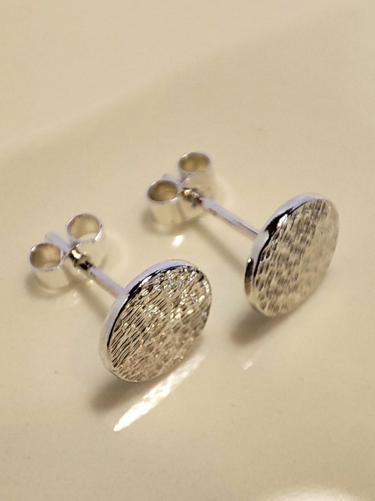 Silver hammered stud earrings online