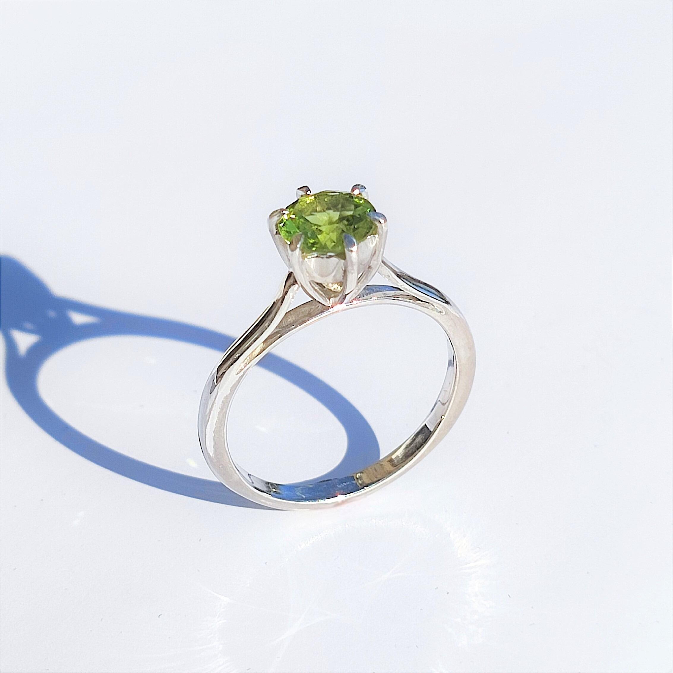 Sterling silver and peridot ring in a size buying 6 3/4