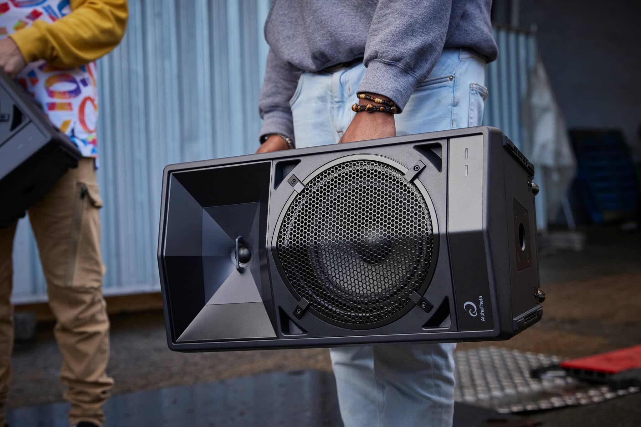 AlphaTheta WAVE-EIGHT Portable DJ speaker lifestyle image 1