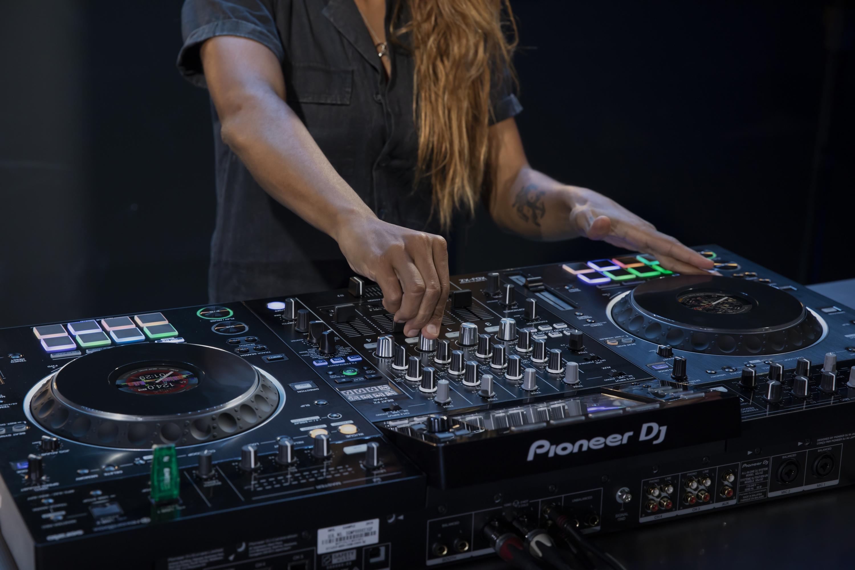 Pioneer XDJ-XZ Lifestyle shot 2