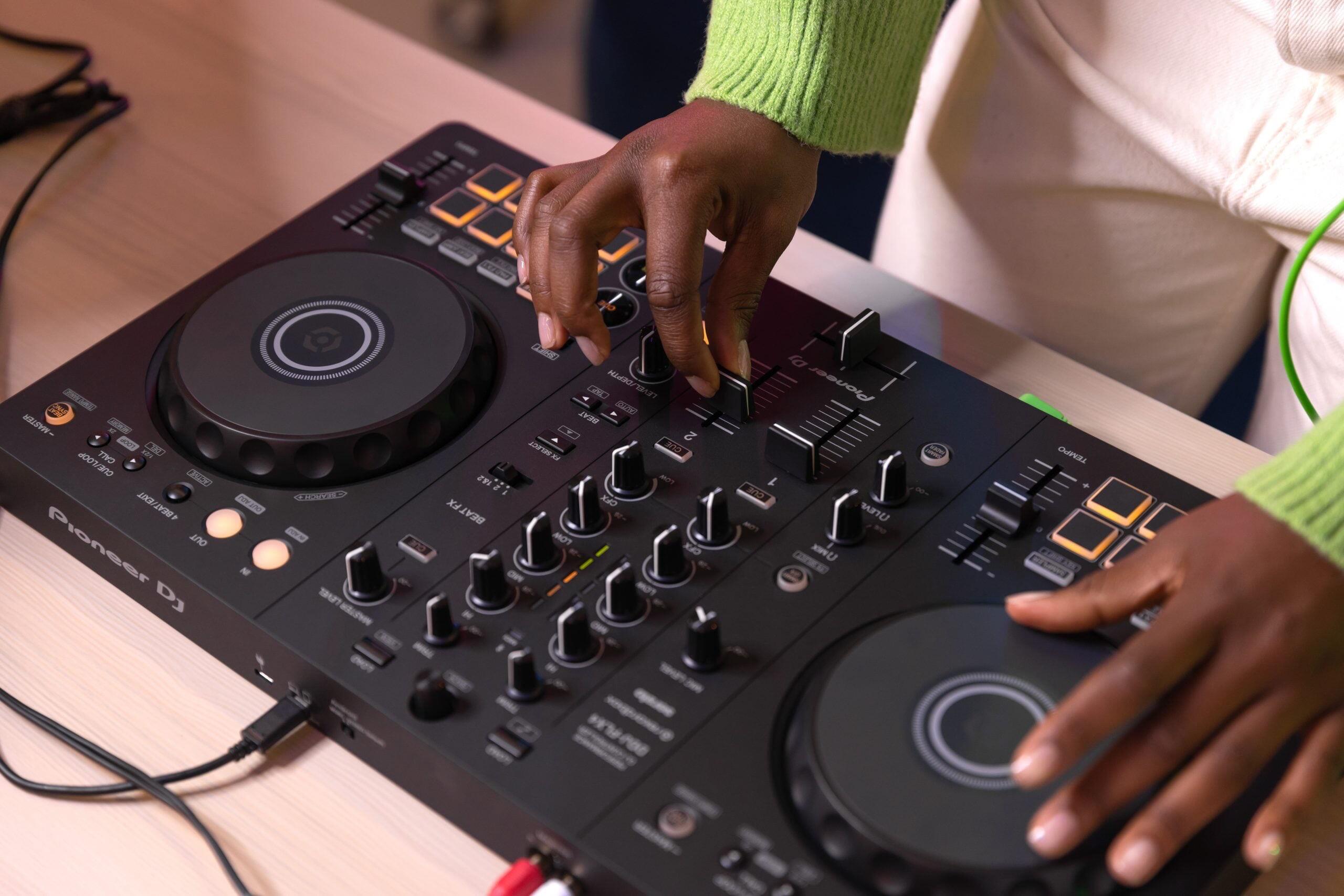 Pioneer DJ DDJ-FLX4 Lifestyle 1