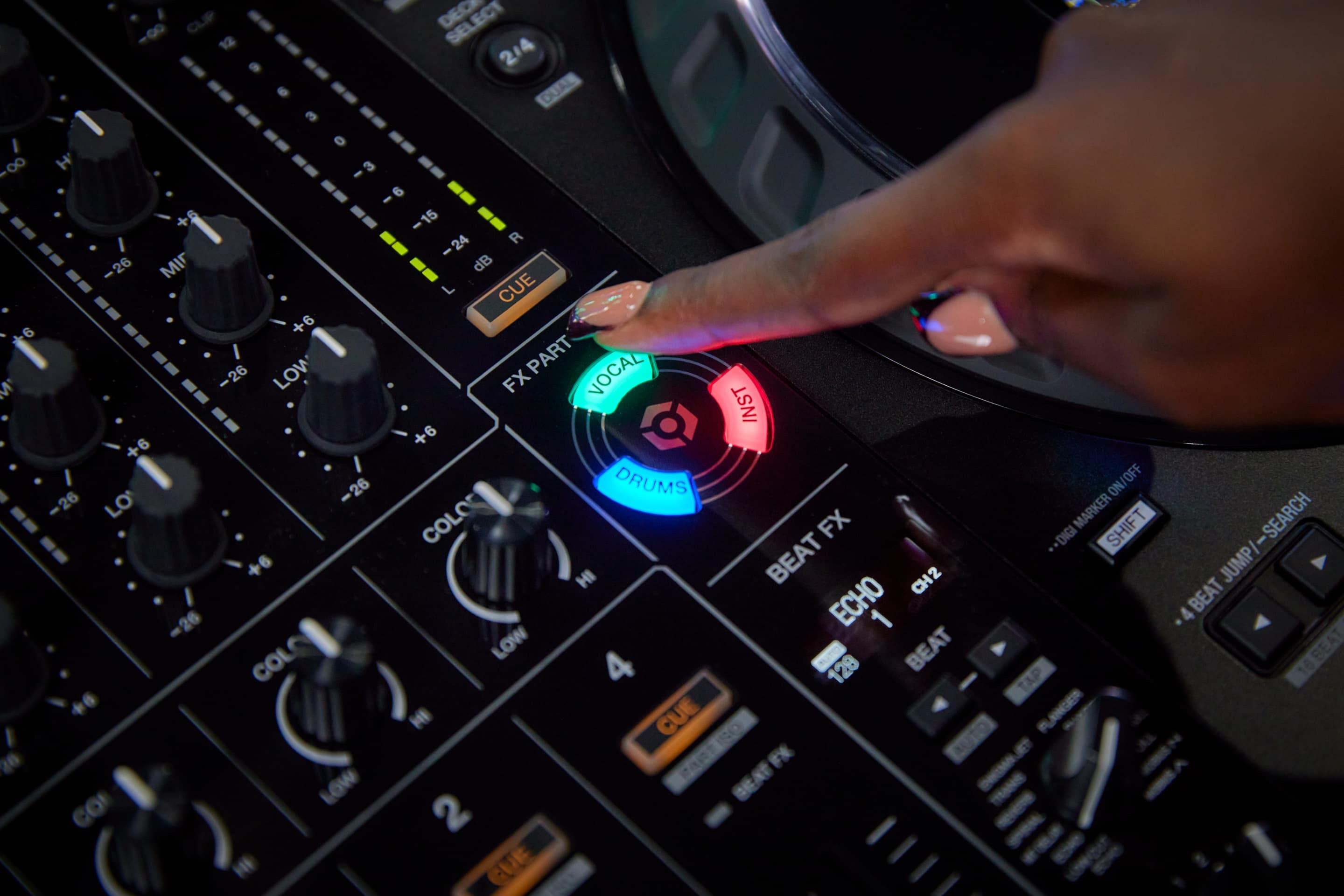 Pioneer DJ DDJ-FLX10 lifestyle 1
