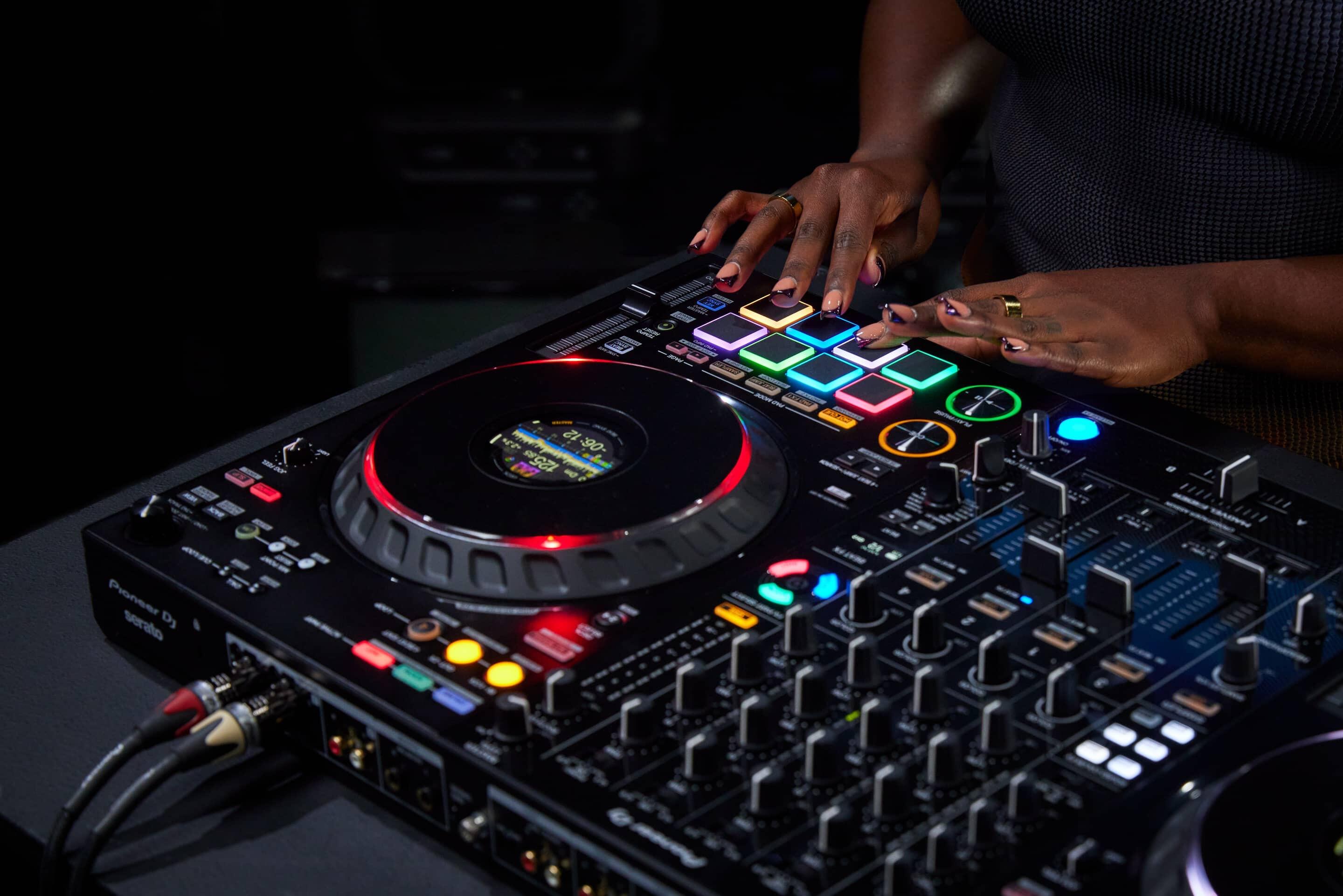 Pioneer DJ DDJ-FLX10 lifestyle image 4
