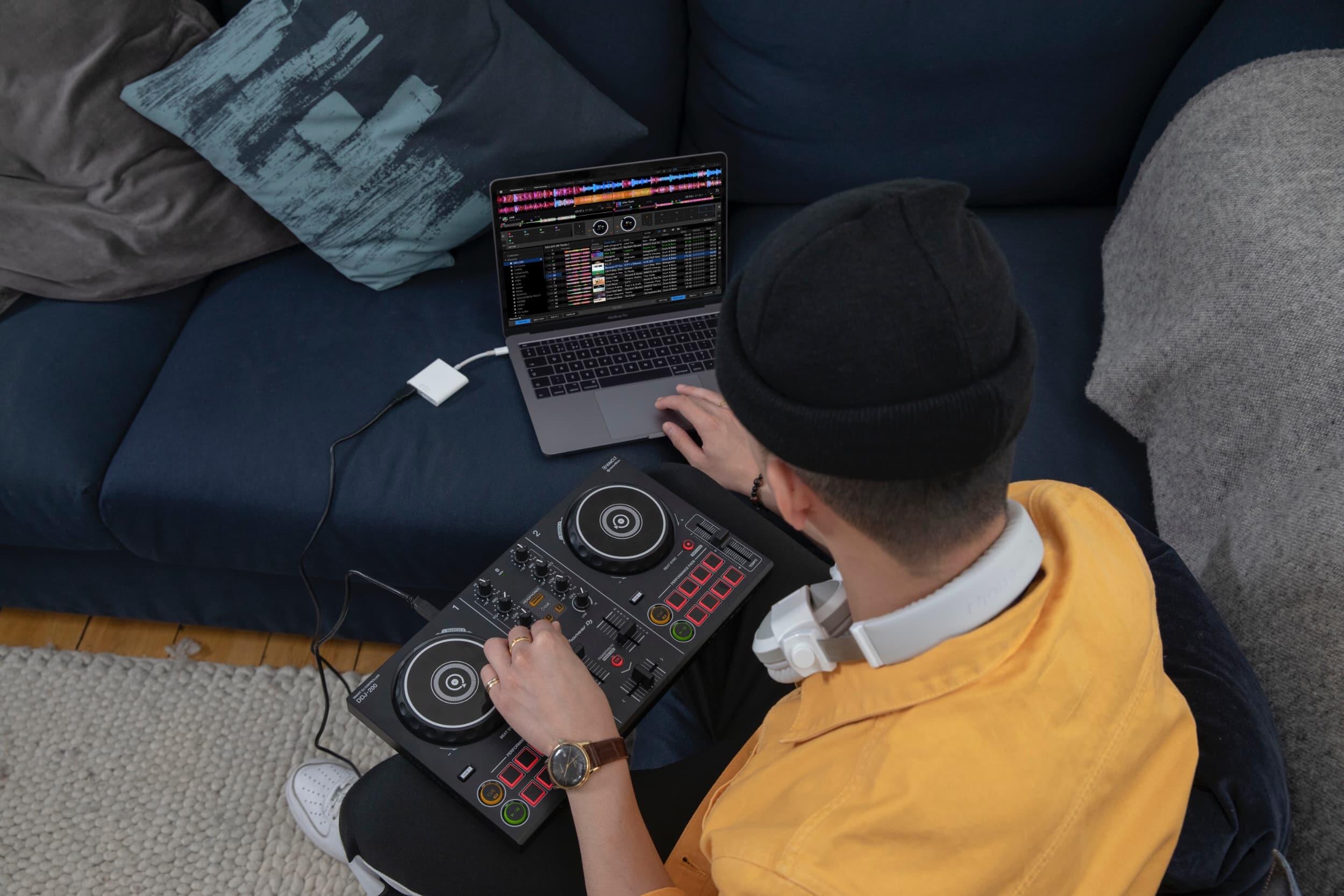 Pioneer DJ DDJ-200 lifestyle image 3