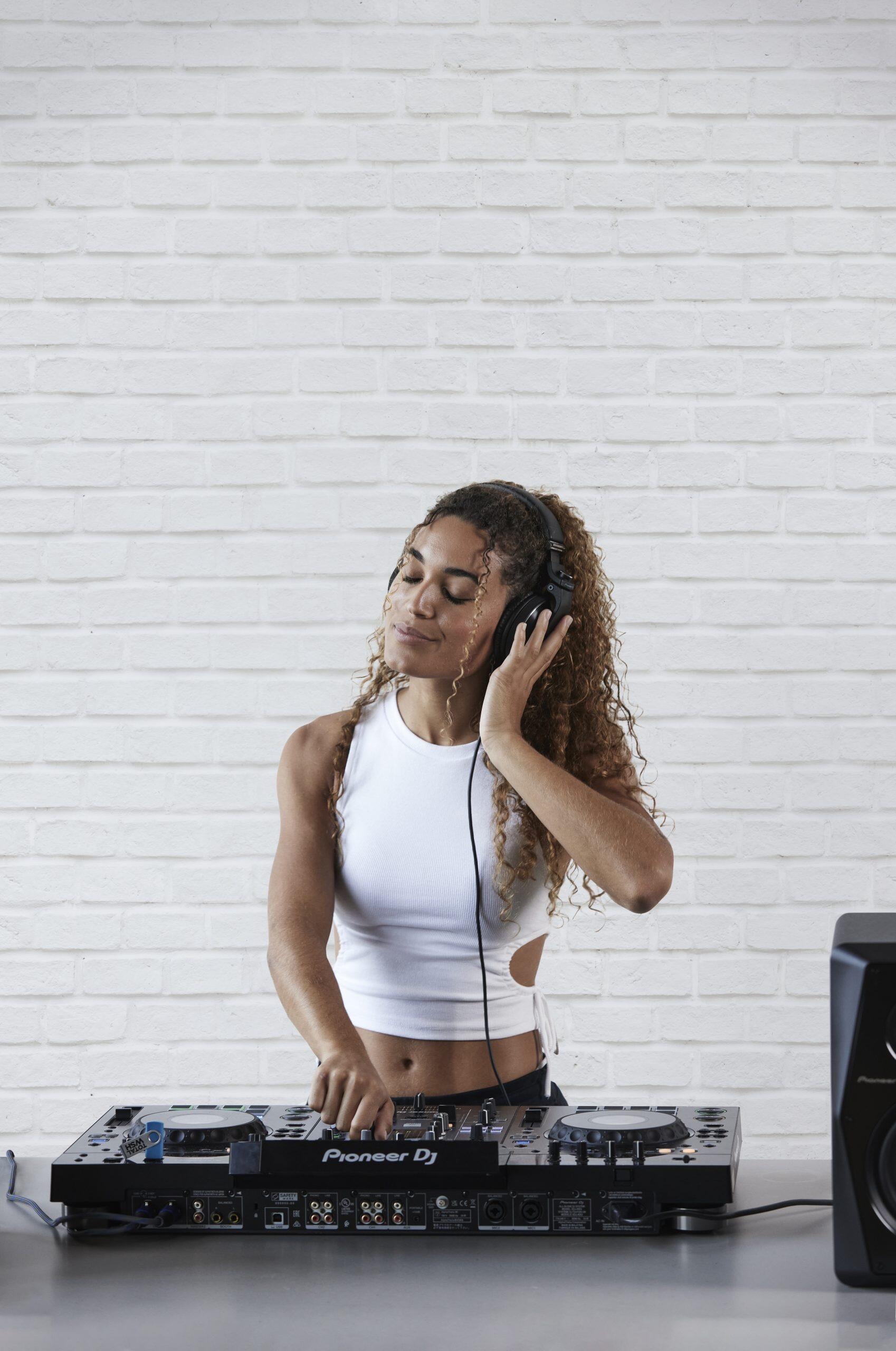 Pioneer DJ XDJ-RX3 lifestyle image 3