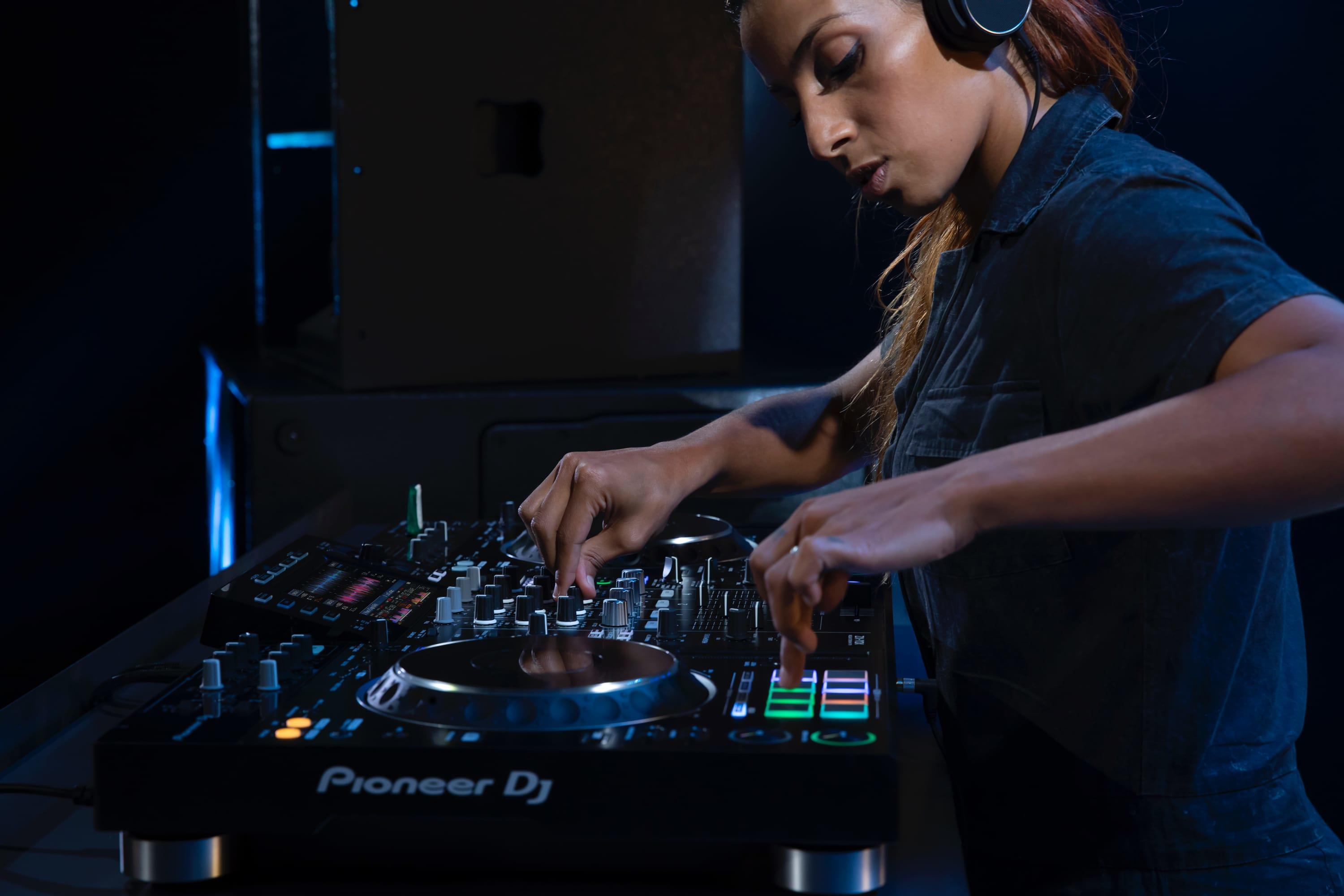 Pioneer DJ XDJ-XZ lifestyle 5