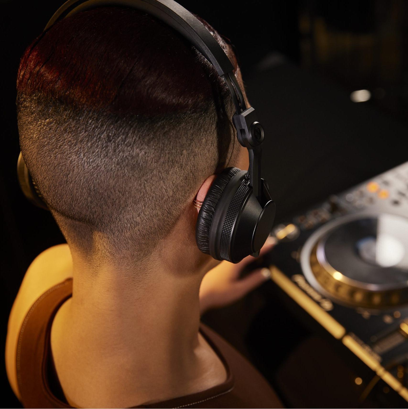 Pioneer DJ HDJ-CX Lifestyle 3