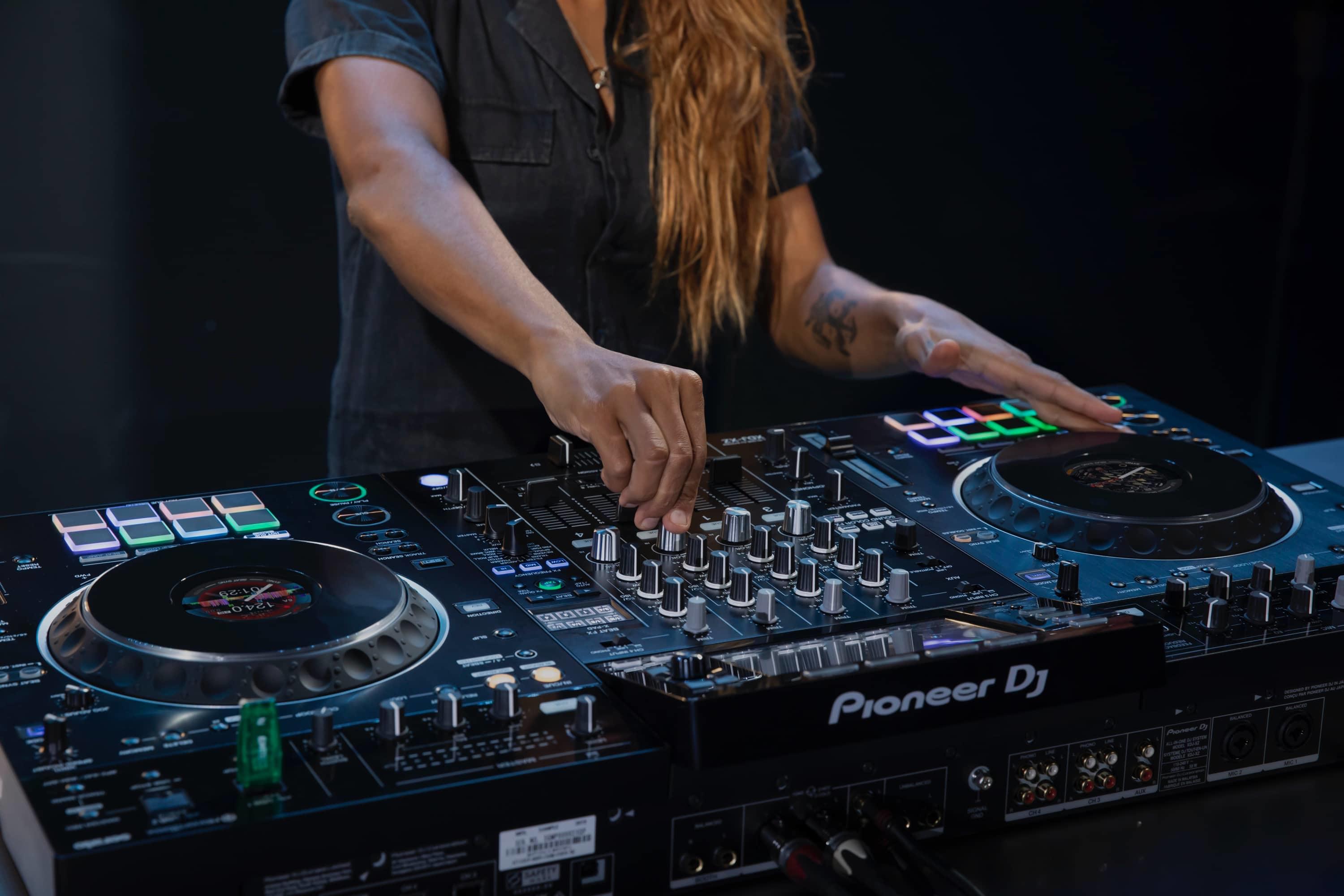 Pioneer DJ XDJ-XZ lifestyle 3