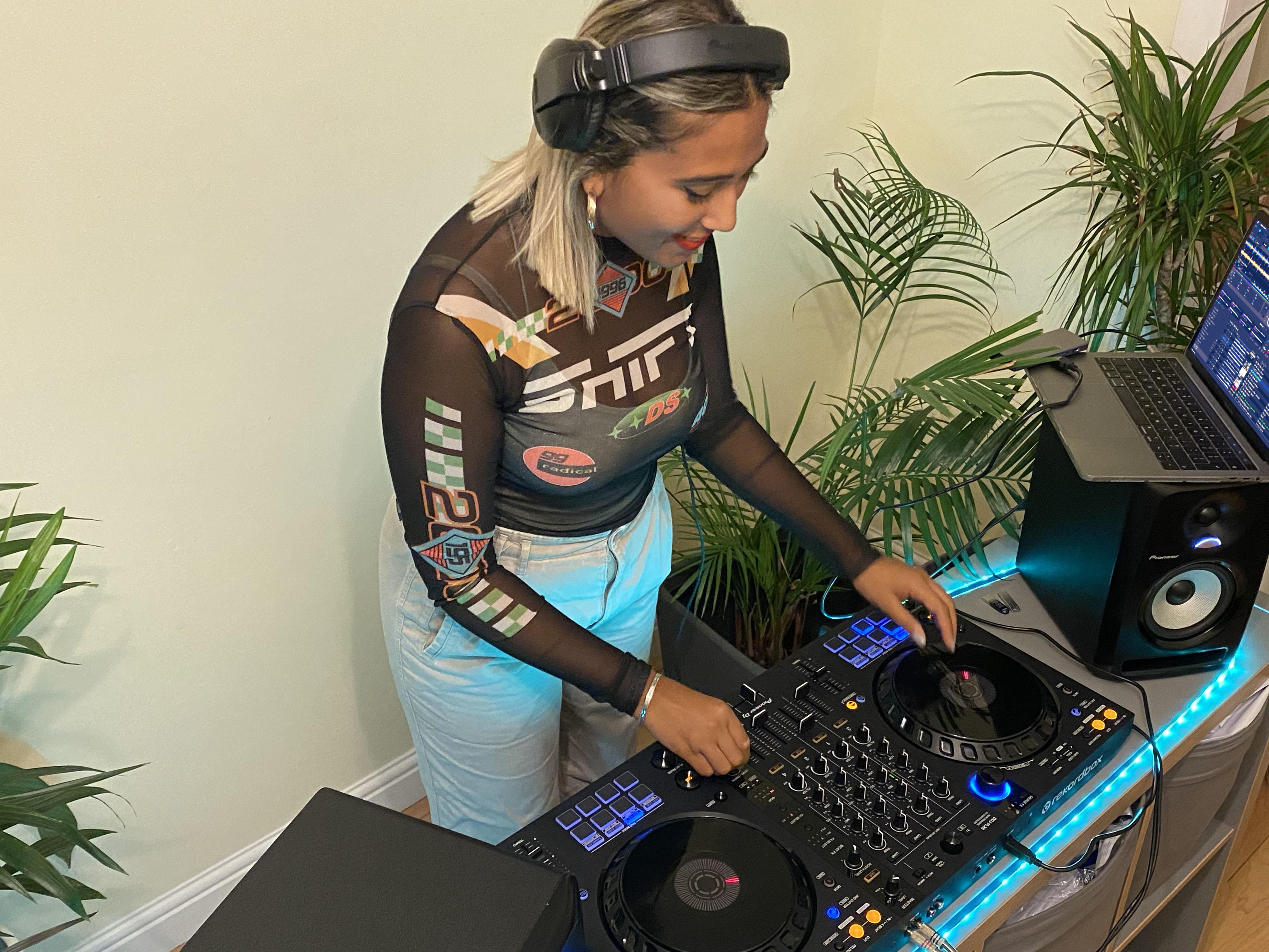 Pioneer DJ DDJ-FLX6 Lifestyle 3