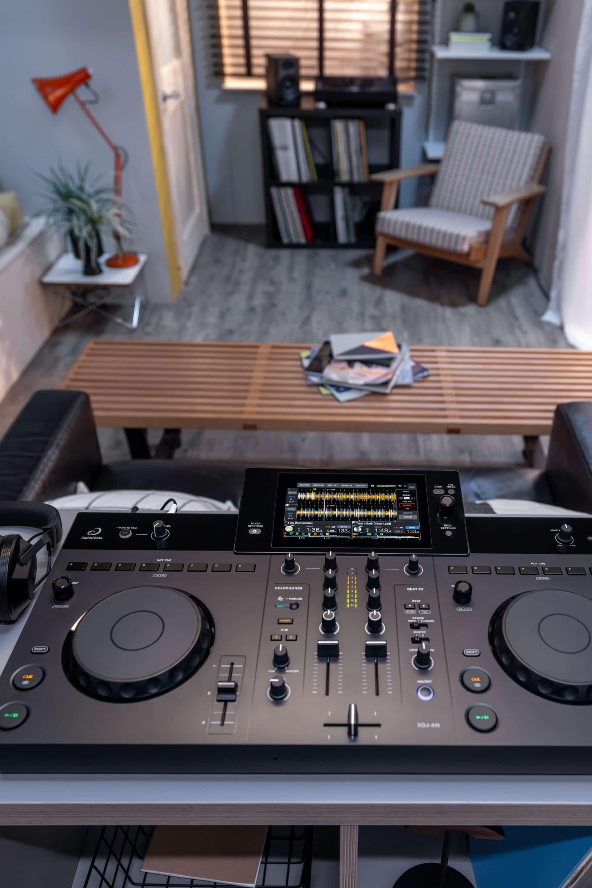 AlphaTheta XDJ-AN lifestyle image 4