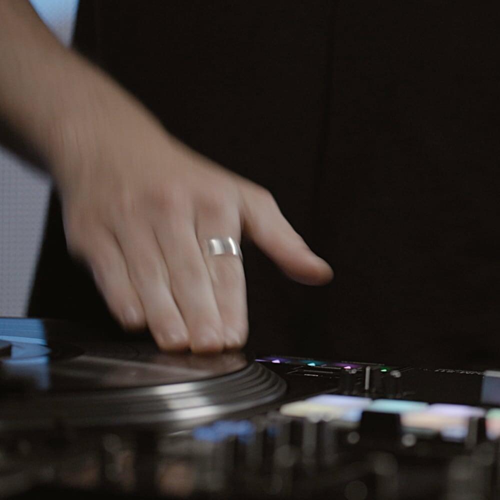 Pioneer DJ PLX-CRSS12 Scratching