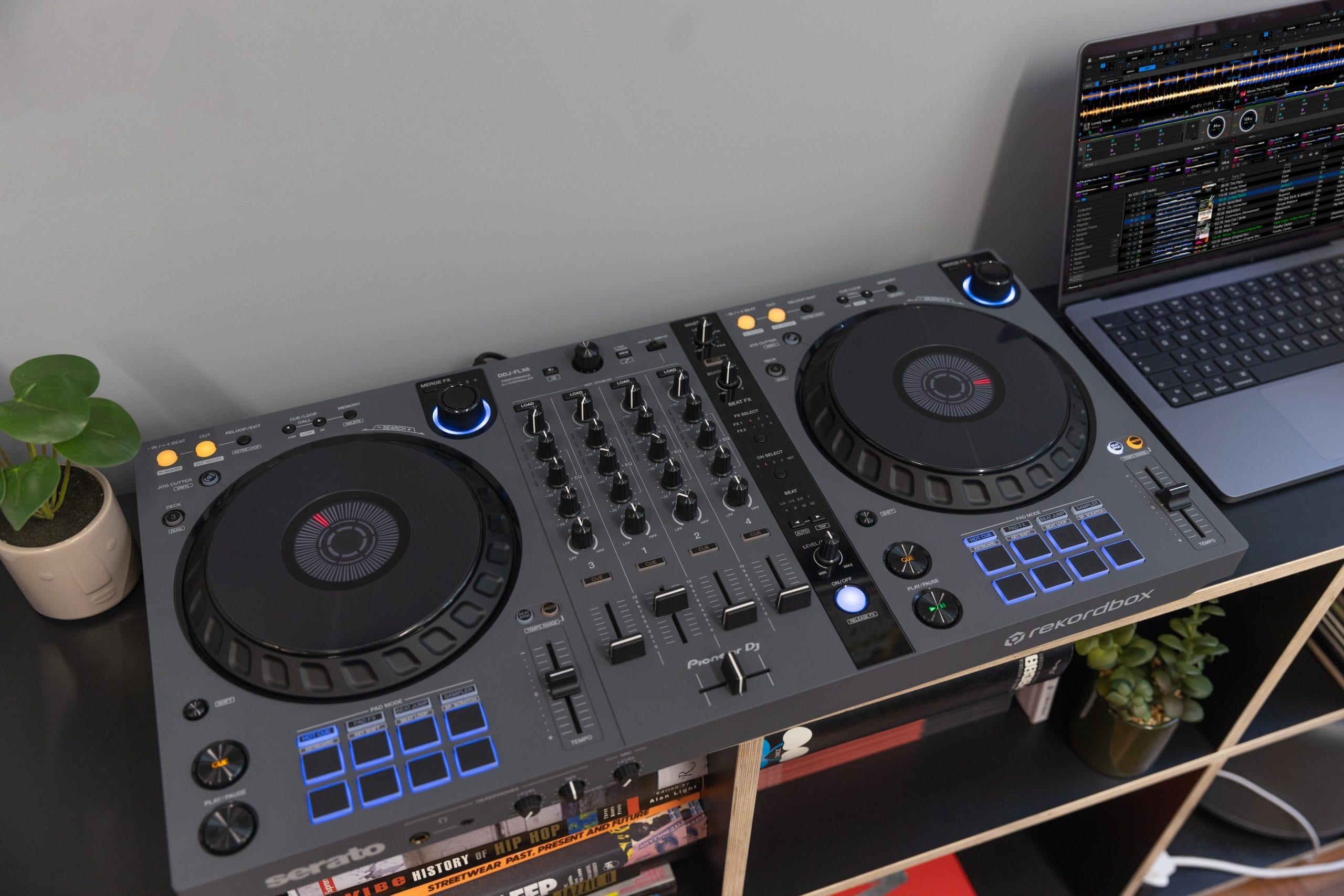 Pioneer DJ DDJ-FLX6-GT lifestyle 1