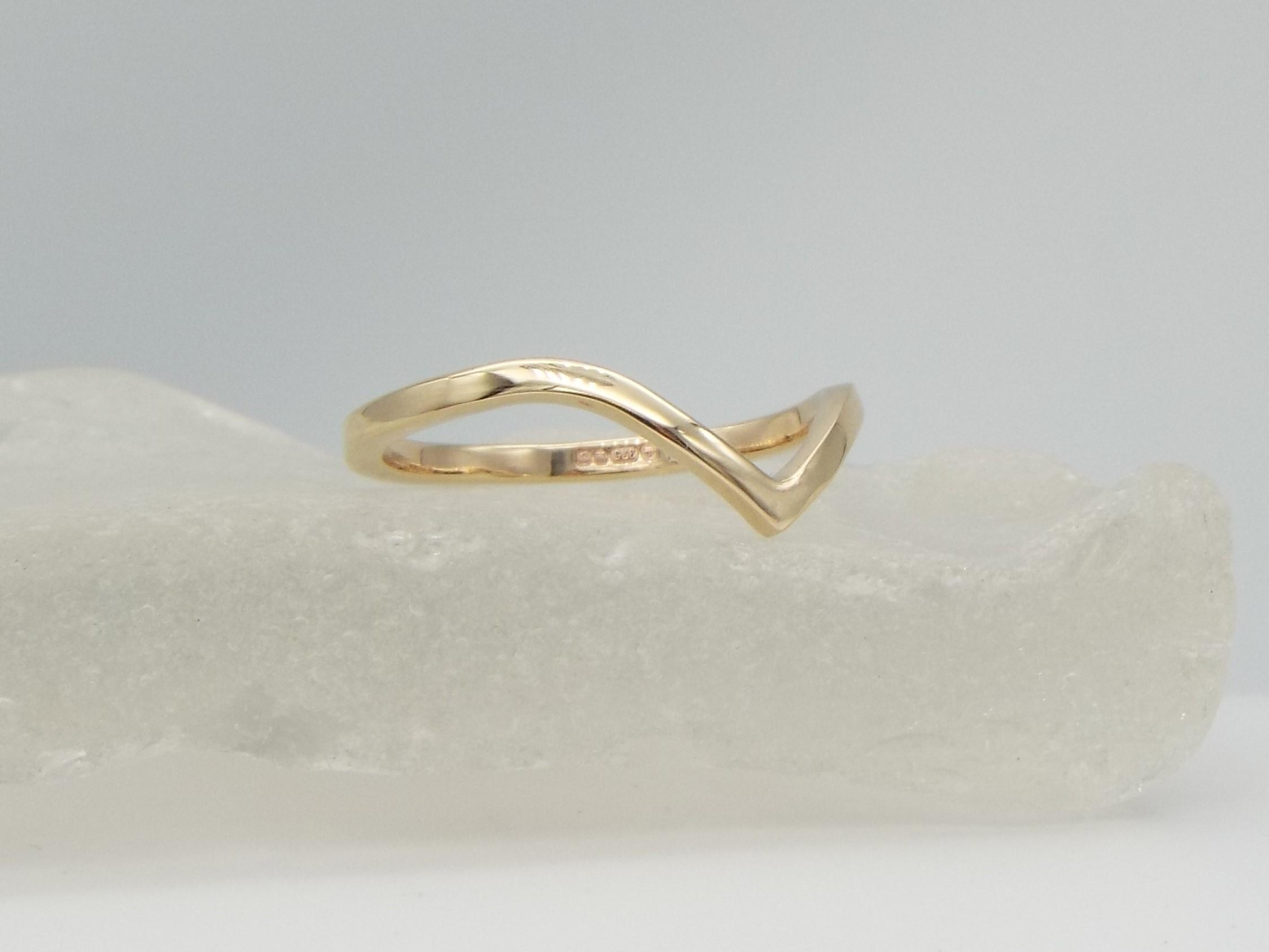 gold ring with v shaped chevron detail