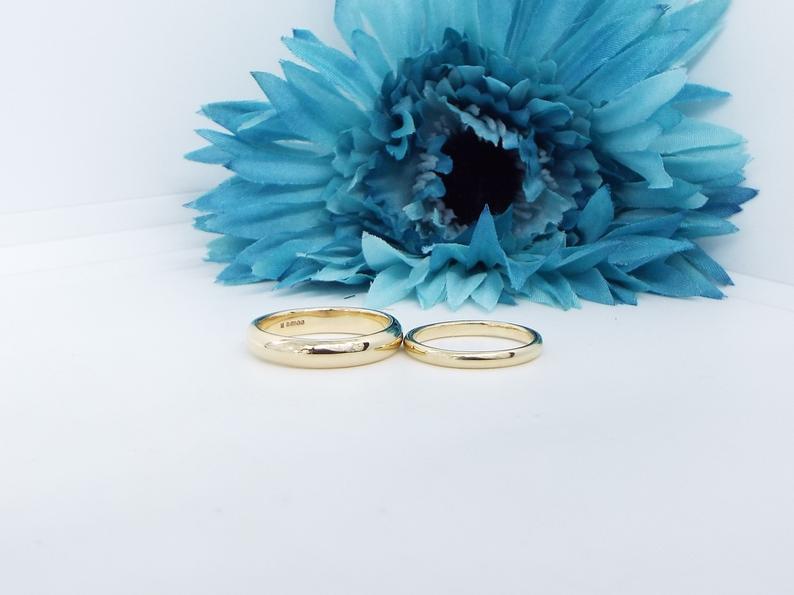 His and her gold wedding rings
