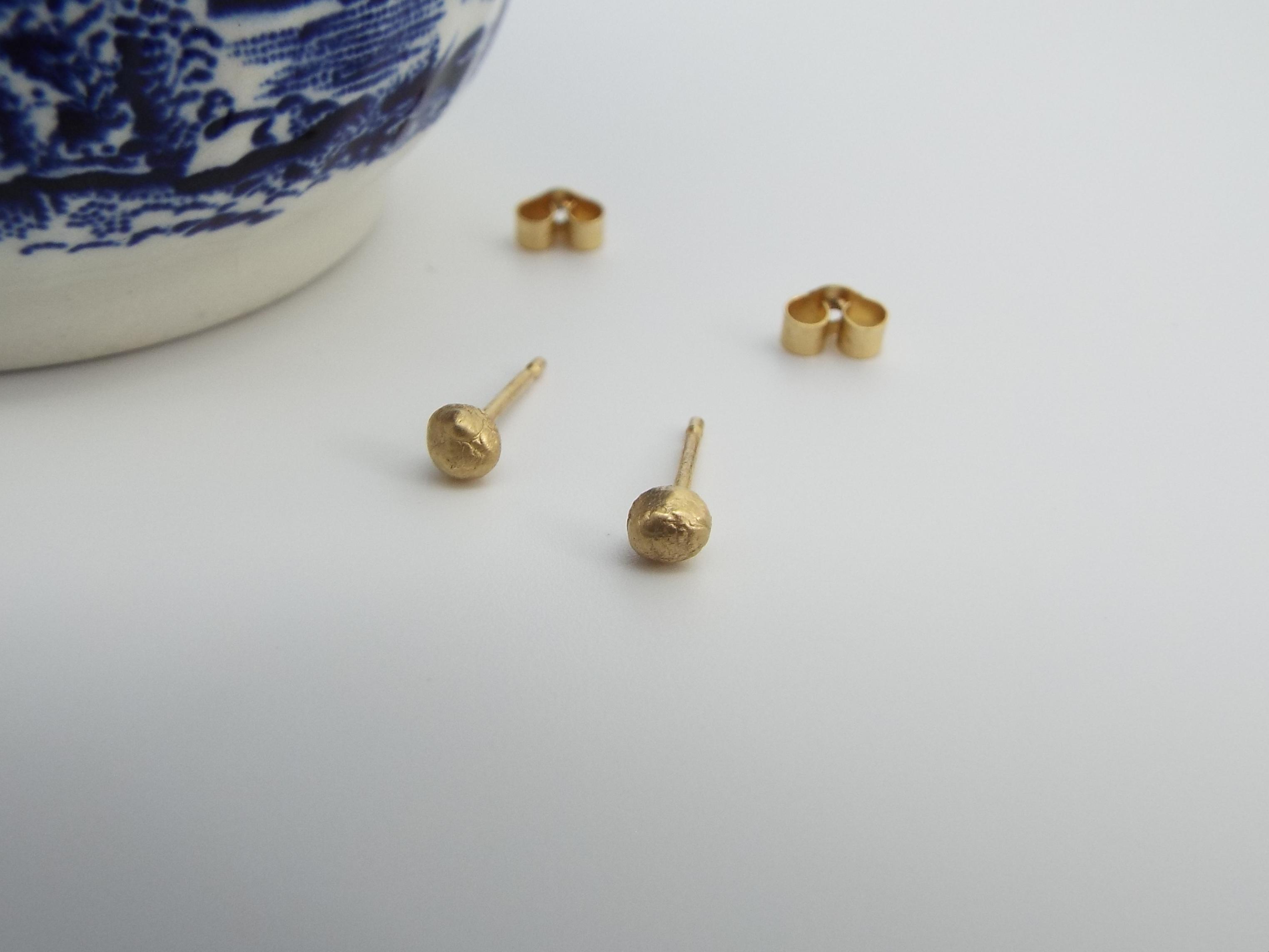 gold stud earrings made of recyled gold