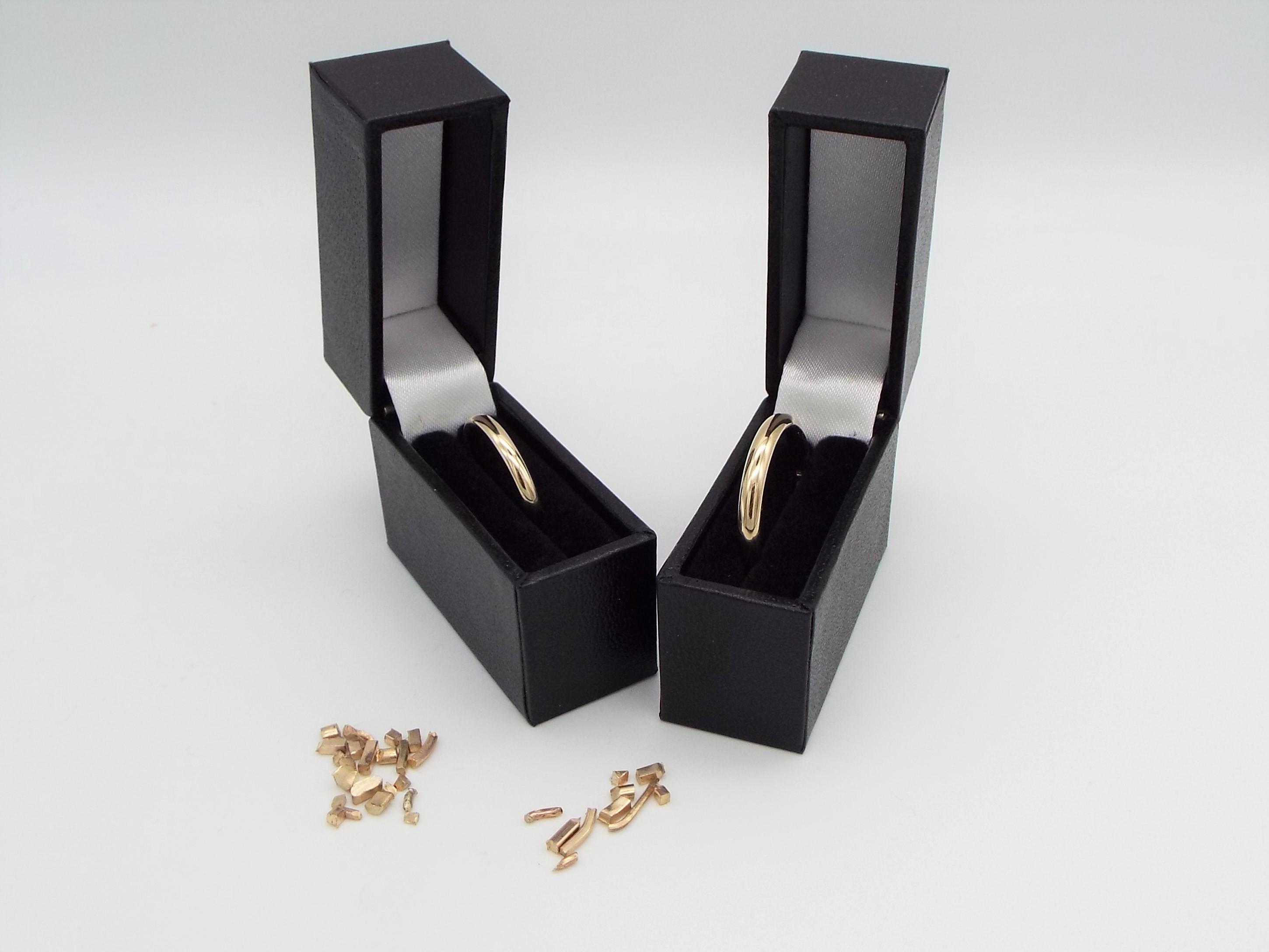 his and hers wedding rings in gift boxes