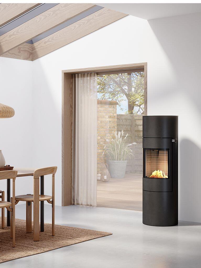 Rais Viva L 140 Bio bio-ethanol stove in black by a garden door