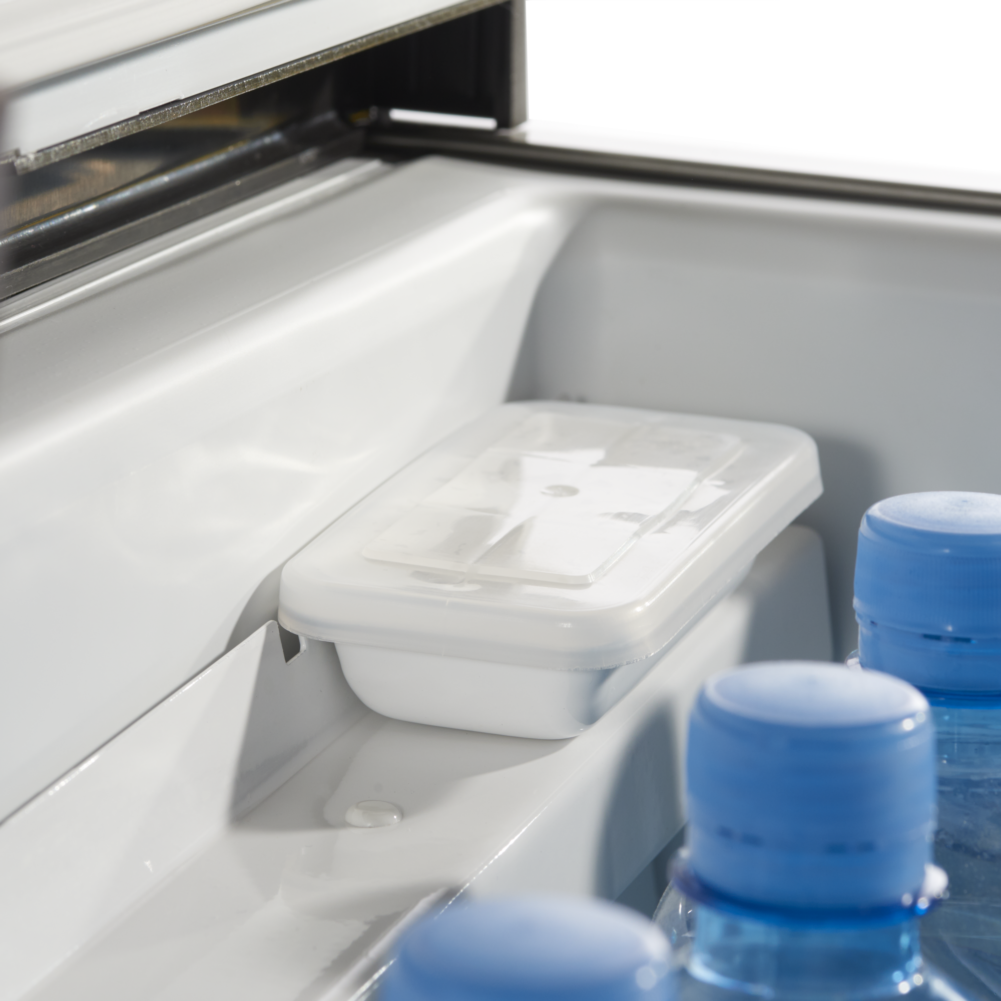 DOMETIC COMBICOOL ACX3 40 Absorption Coolbox interior ice cube tray