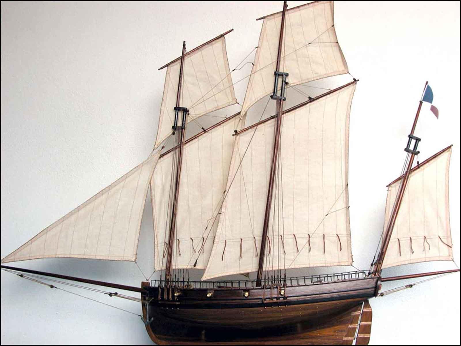 Le Coureur wooden model ship