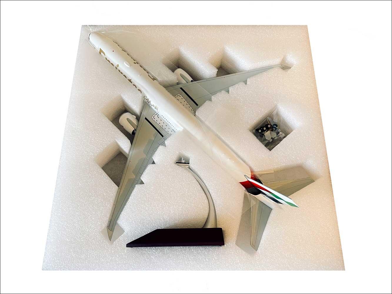 Boeing 777-300ER Emirates A6-EQH (New Livery) – 1:200 Scale Model