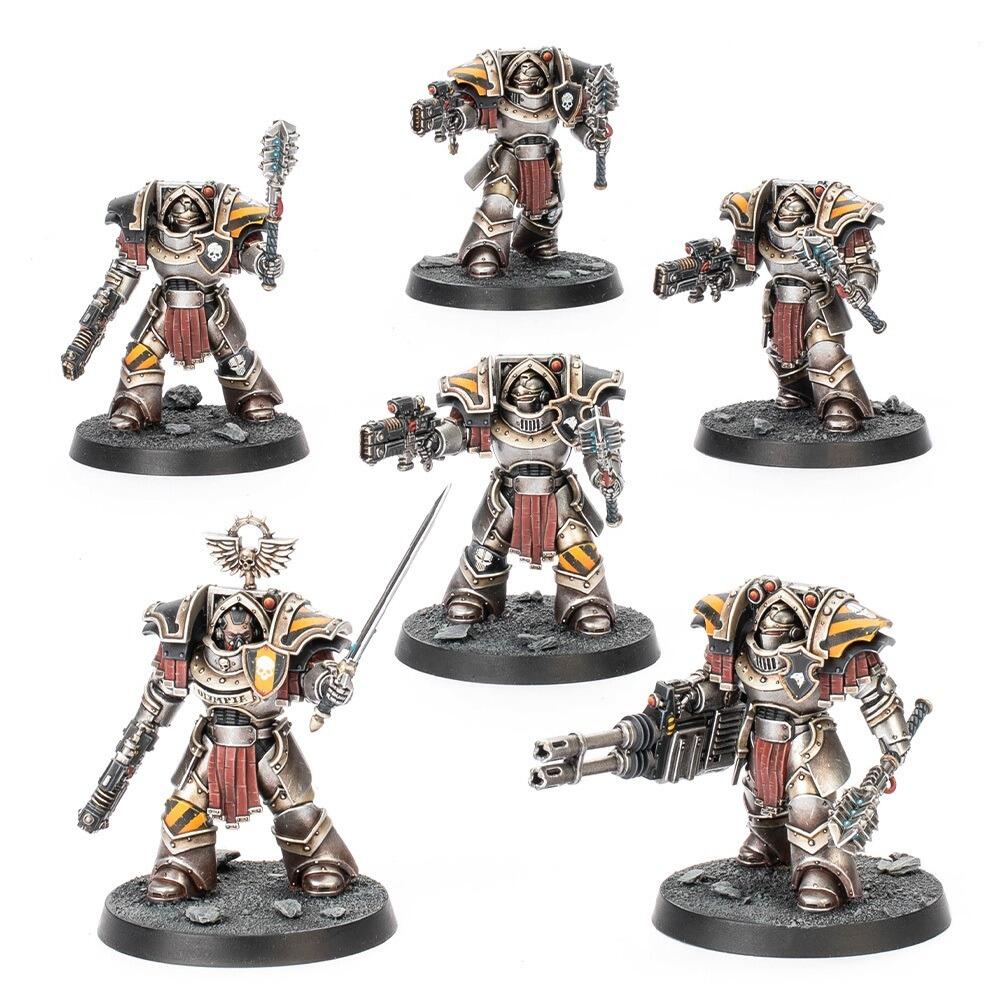 JOYTOY Warhammer 40K Iron Warriors Command Squad Con Legion Standard, Action Figure 1/18 In Edizione Limitata Pre-ordine