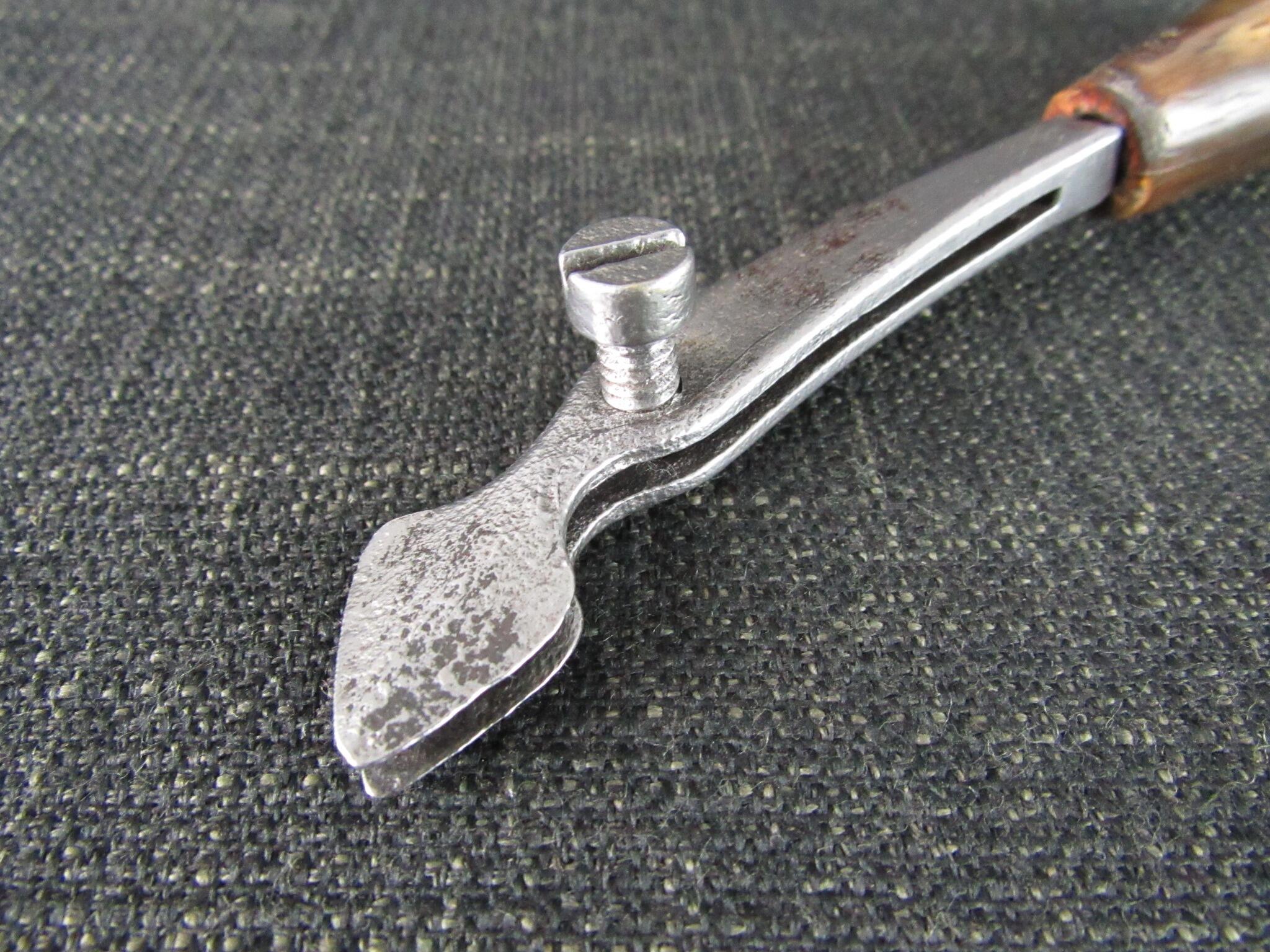 Vintage Saddlers Screw Crease with Horn Handle