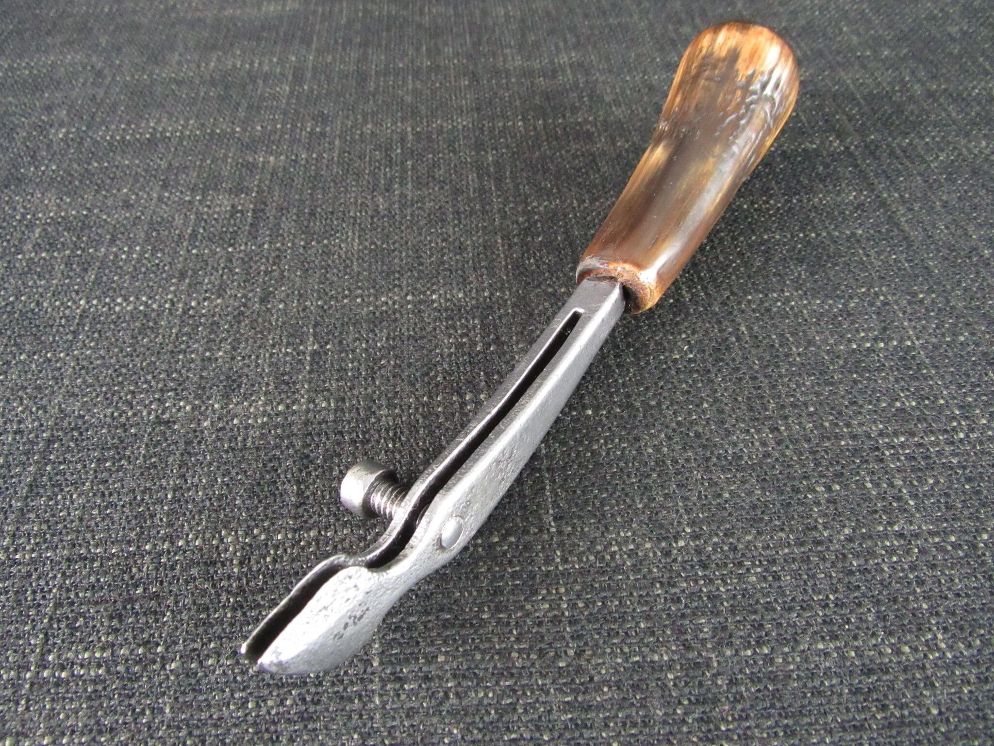 Vintage Saddlers Screw Crease with Horn Handle