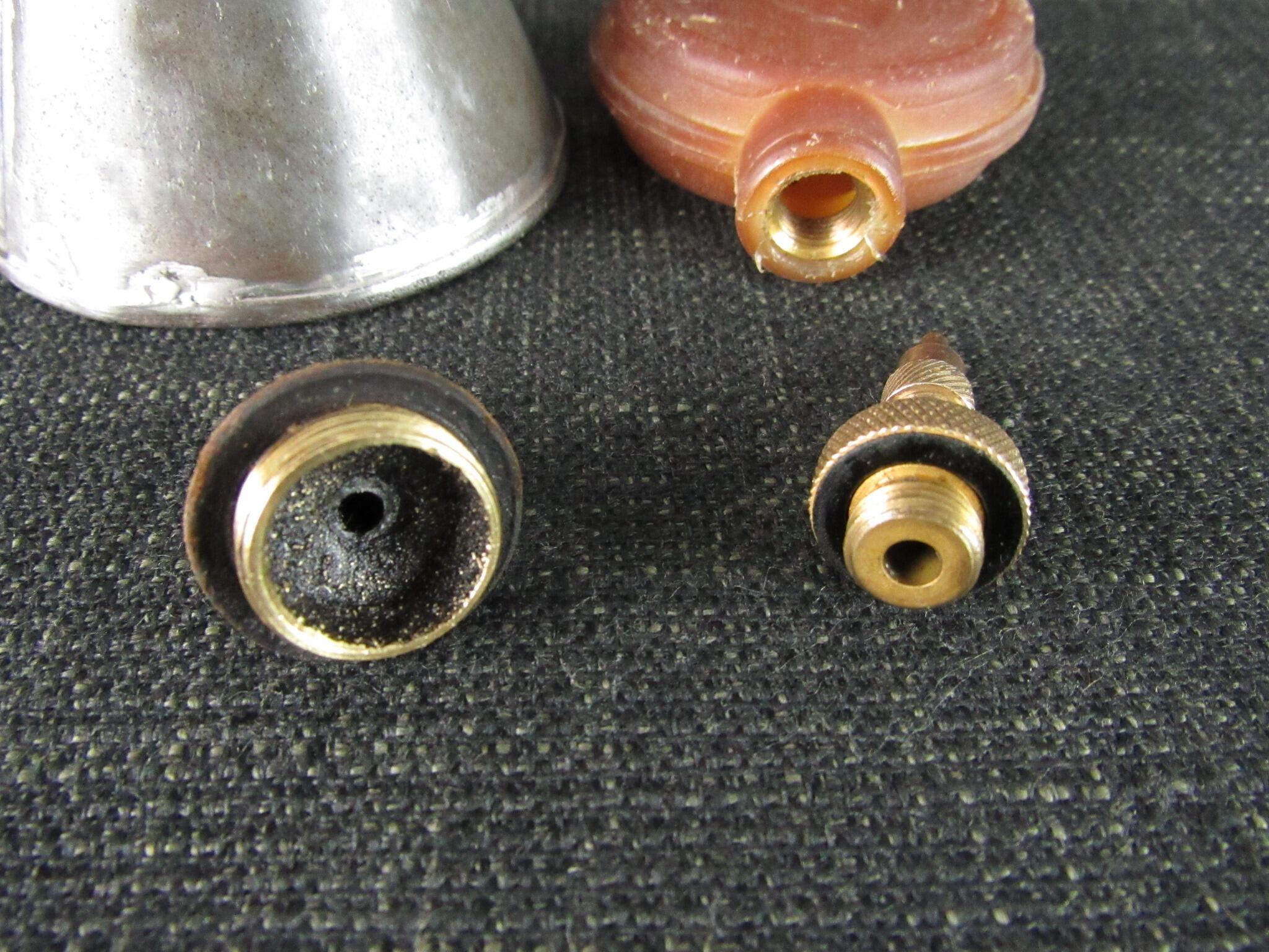 2 Vintage Oil Cans by DIAMOND & VALVESPOUT