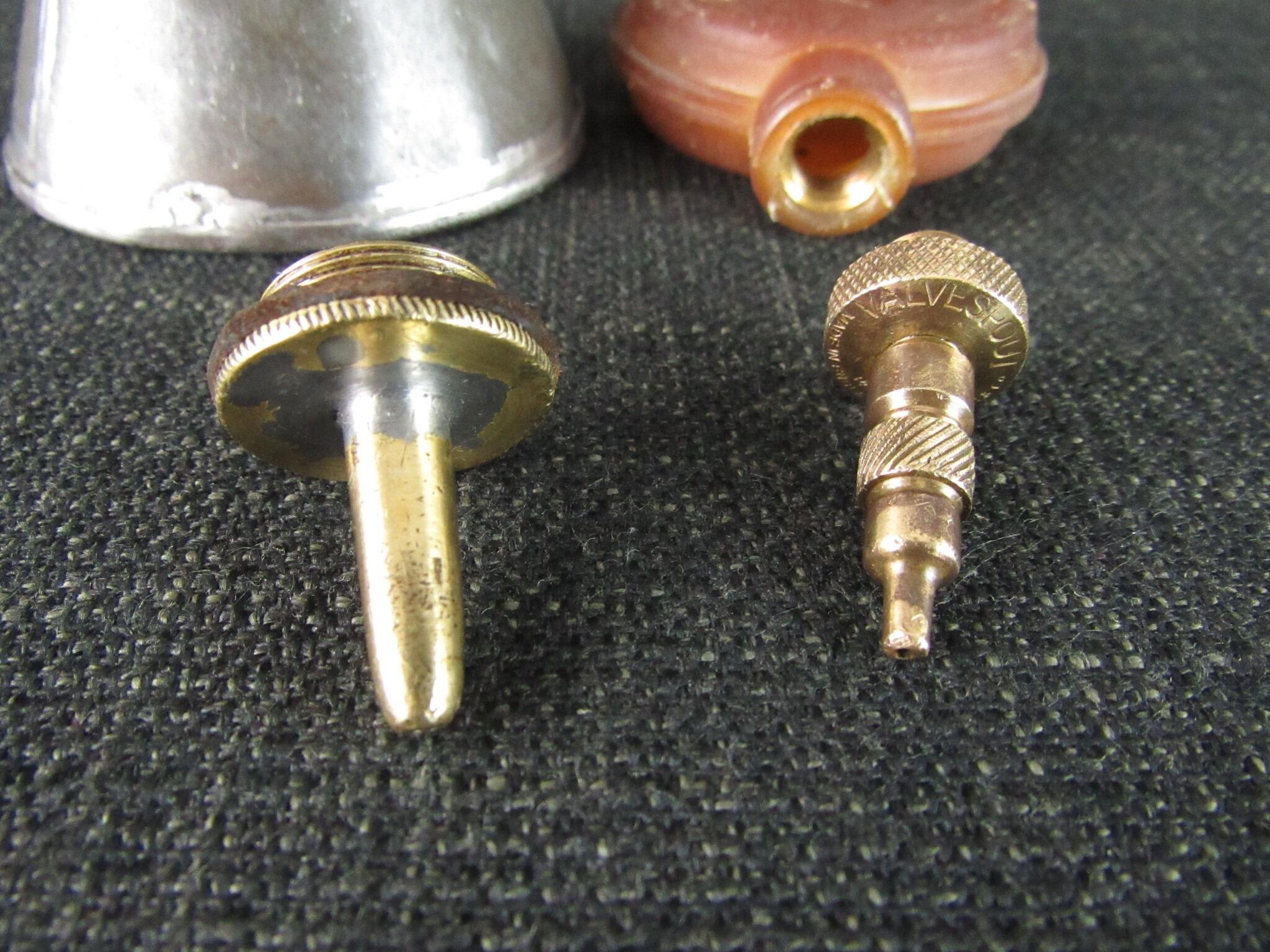 2 Vintage Oil Cans by DIAMOND & VALVESPOUT
