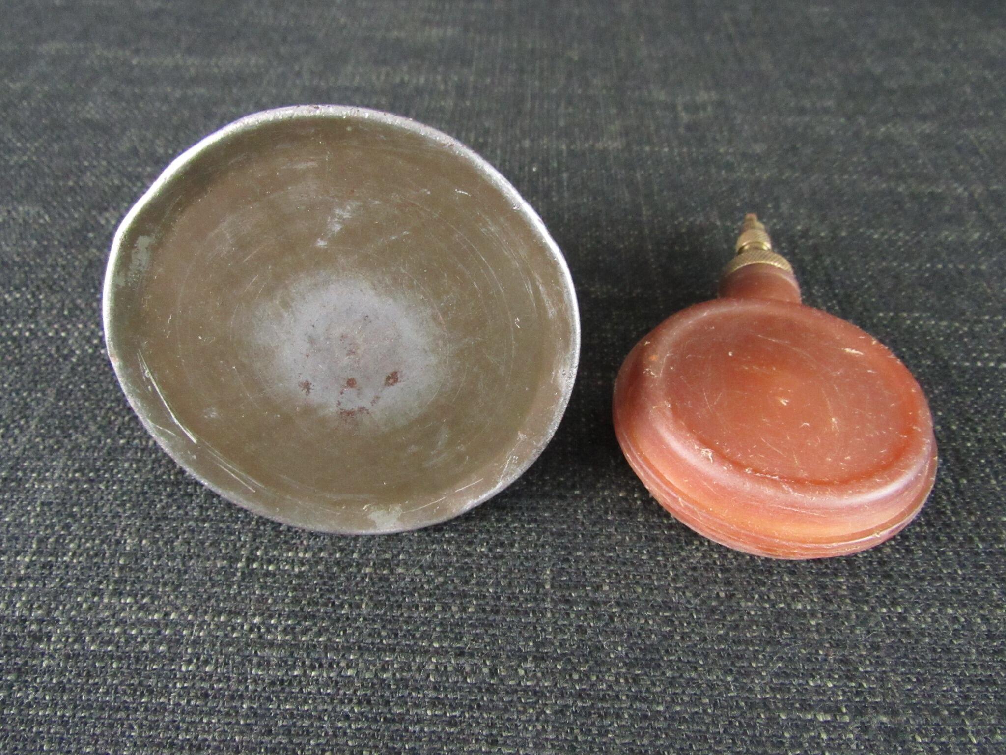 2 Vintage Oil Cans by DIAMOND & VALVESPOUT