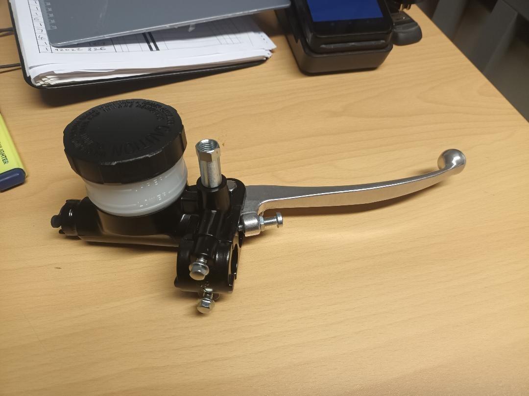 Master cylinder: Double disk (20mm)