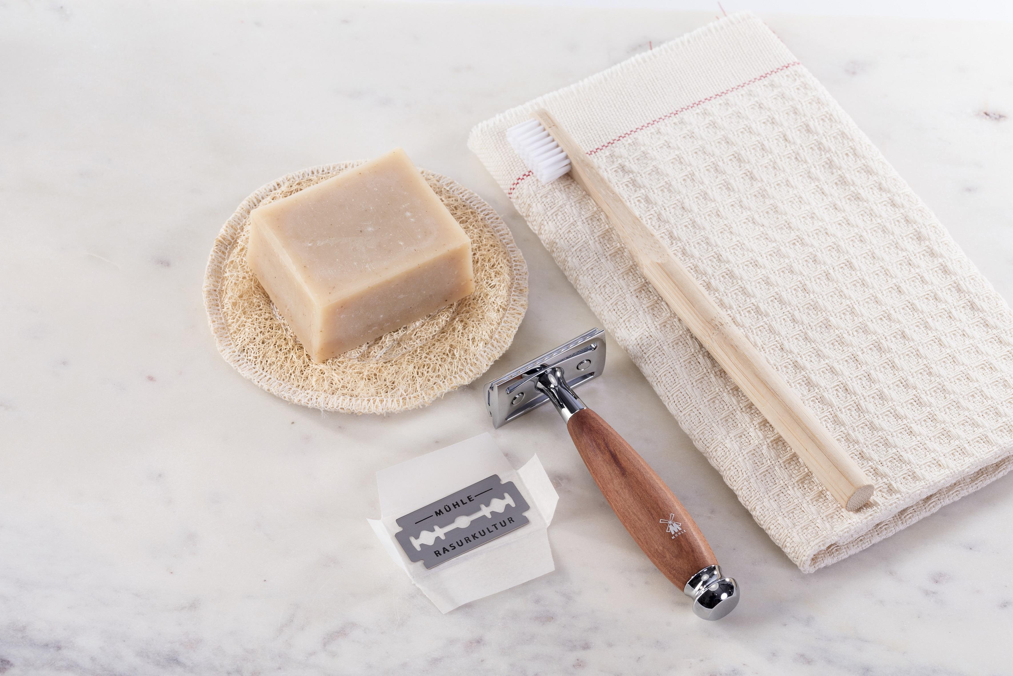 MÜHLE VIVO Plumwood Safety Razor with Blade, Toothbrush, Towel and Soap