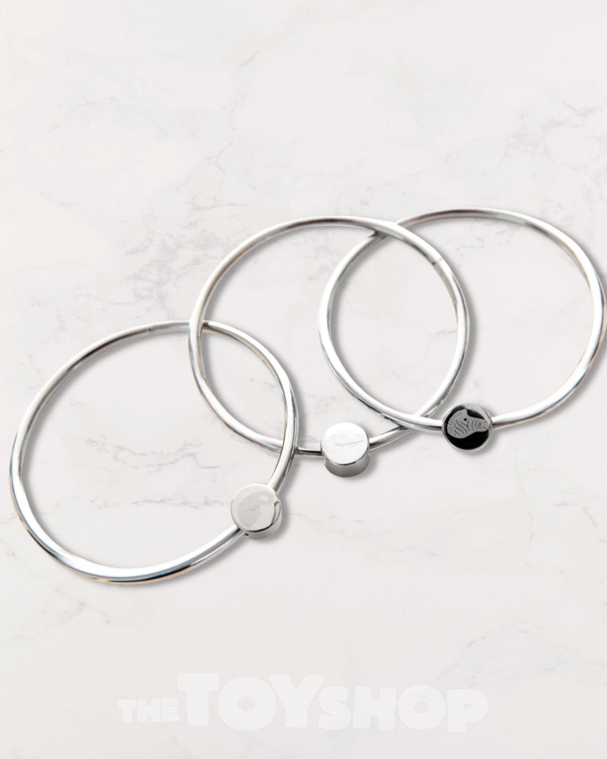 3 interlocked stainless steel rings.