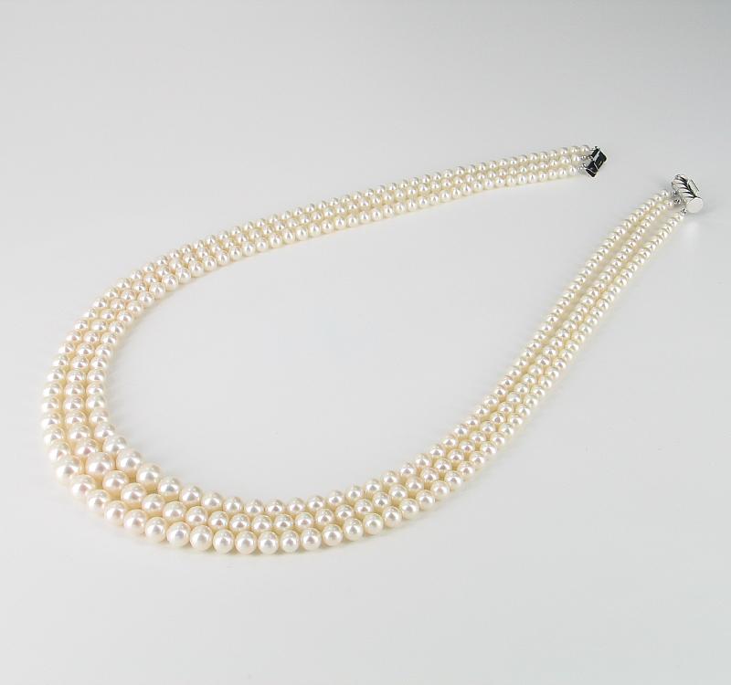 The Triple Strand Pearl Necklace: How to Style It - PearlsOnly ::  PearlsOnly | Save up to 80% with Pearls Only France