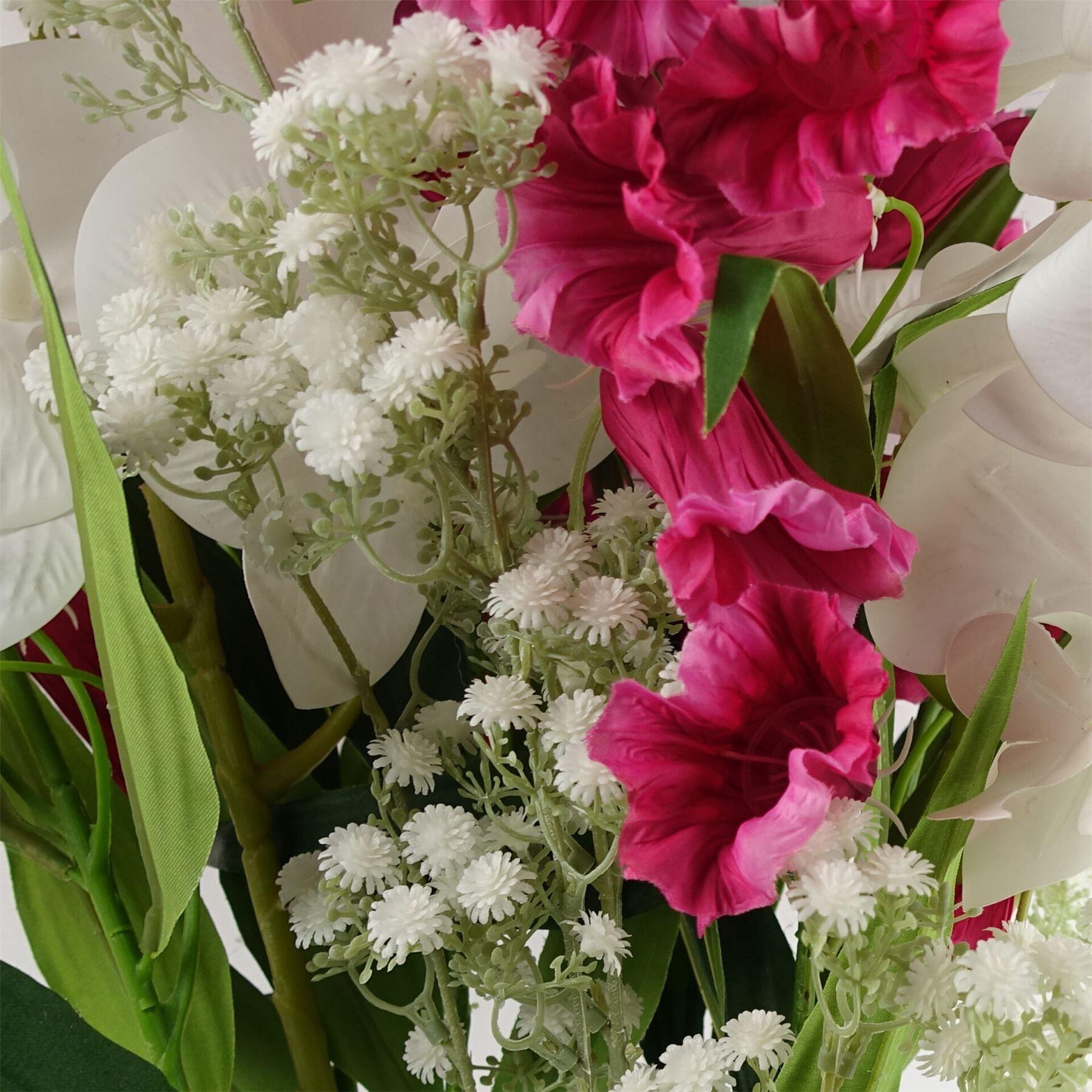 photo of pack of 6 x 85cm gypsophila white stem on display