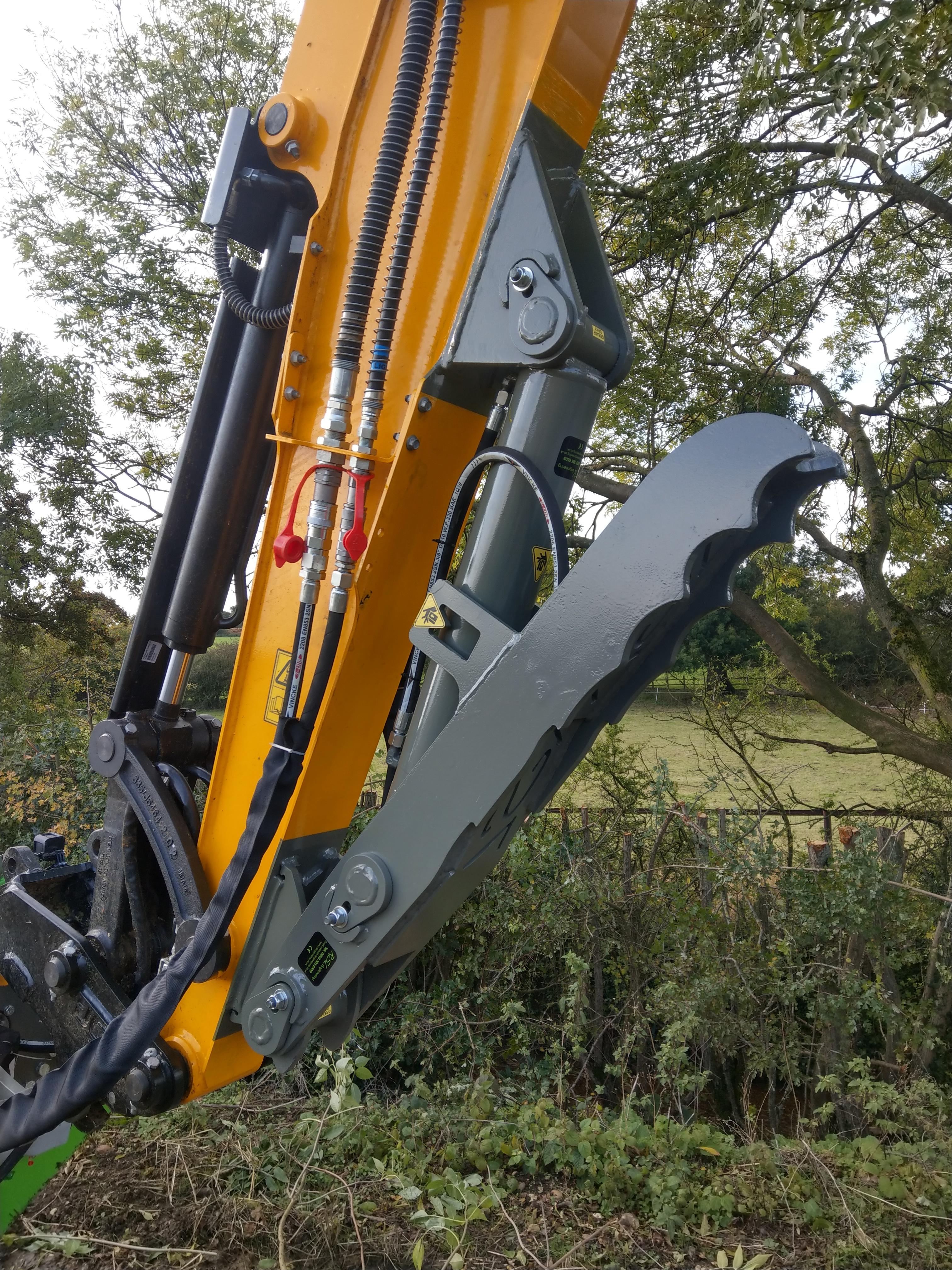 RSL Engineering Excavator Attachments - Hydraulic Thumb Grab