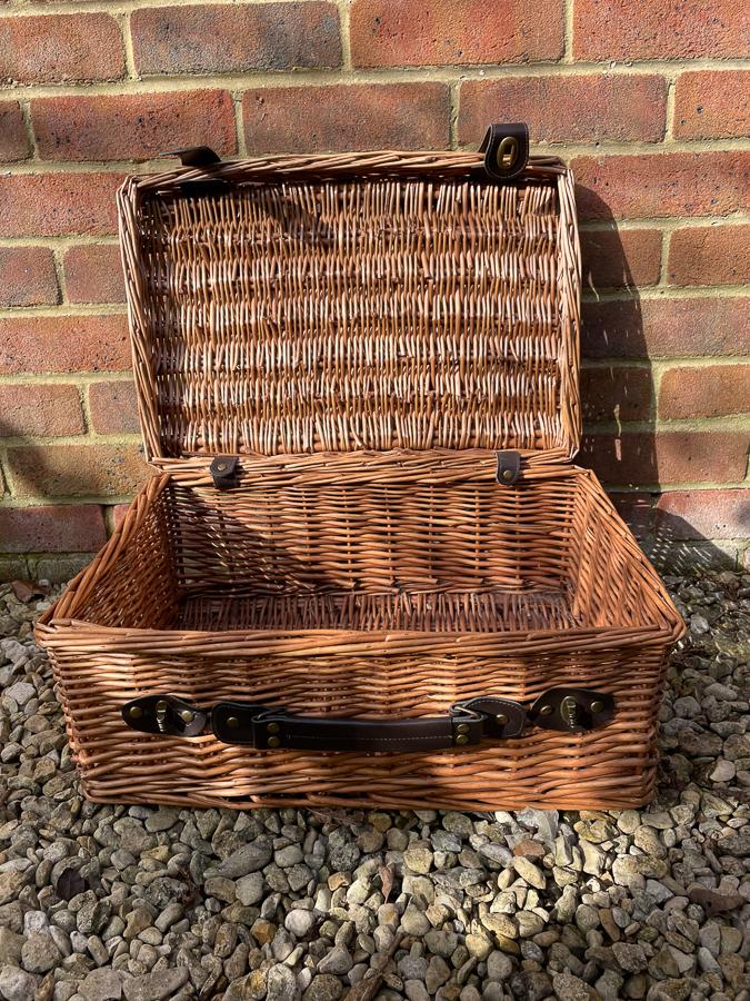 MEDIUM WICKER PICNIC BASKET WITH FAUX LEATHER HANDLE AND STRAPS15-03-2021 at 12.43.38 2.JPG