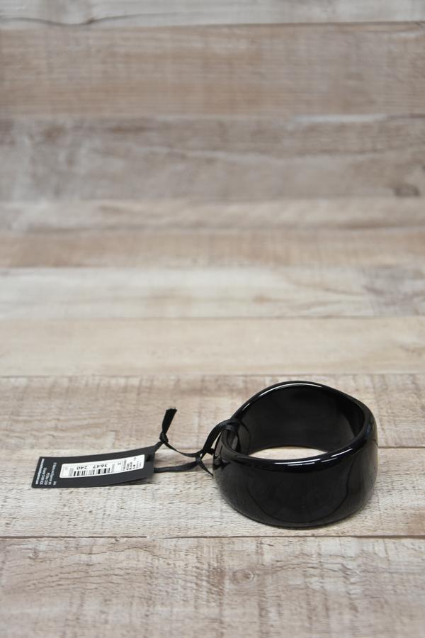 MARKS AND SPENCERS BLACK PLASRIC CURVED BANGLE18-02-2021 at 12.17.39 2.JPG