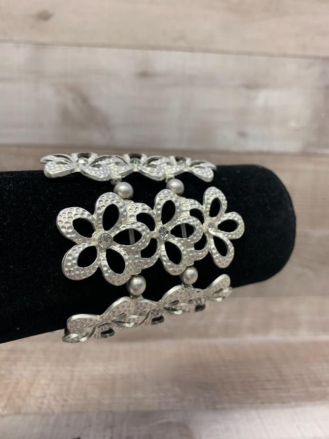 LARGE EXPANDABLE DAISY SILVER COLOURED BRACELET IN GIFT BOX13-02-2021 at 14.27.20 2.JPG