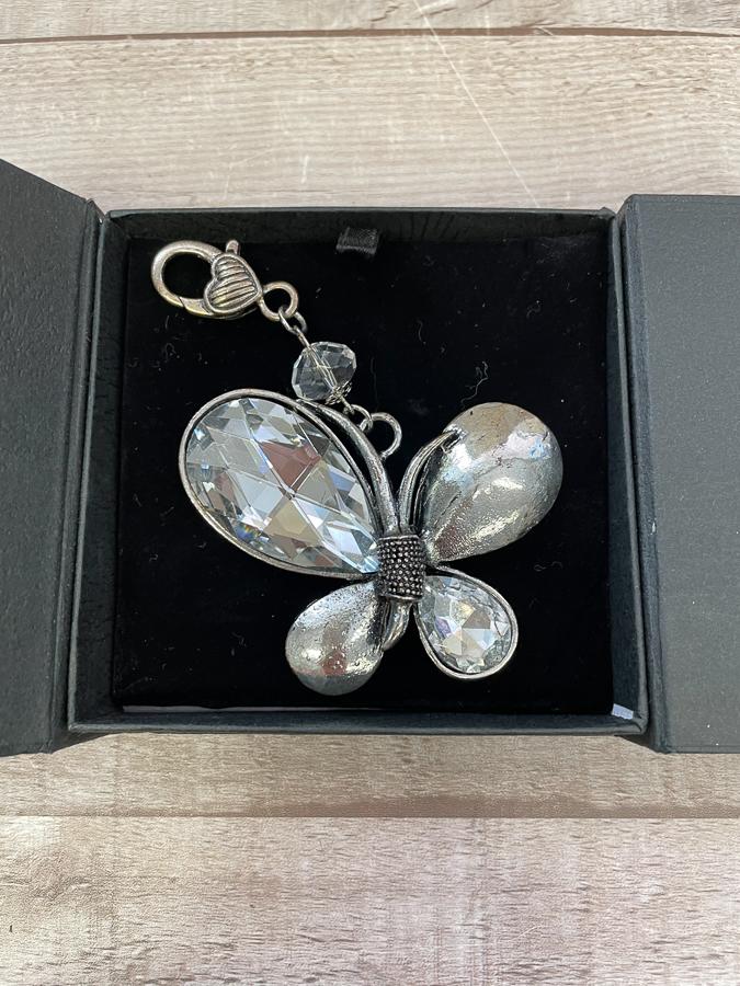 SILVER METAL AMD CLEAR STONE BUTTERFLY KEYRING15-03-2021 at 12.29.26 2.JPG