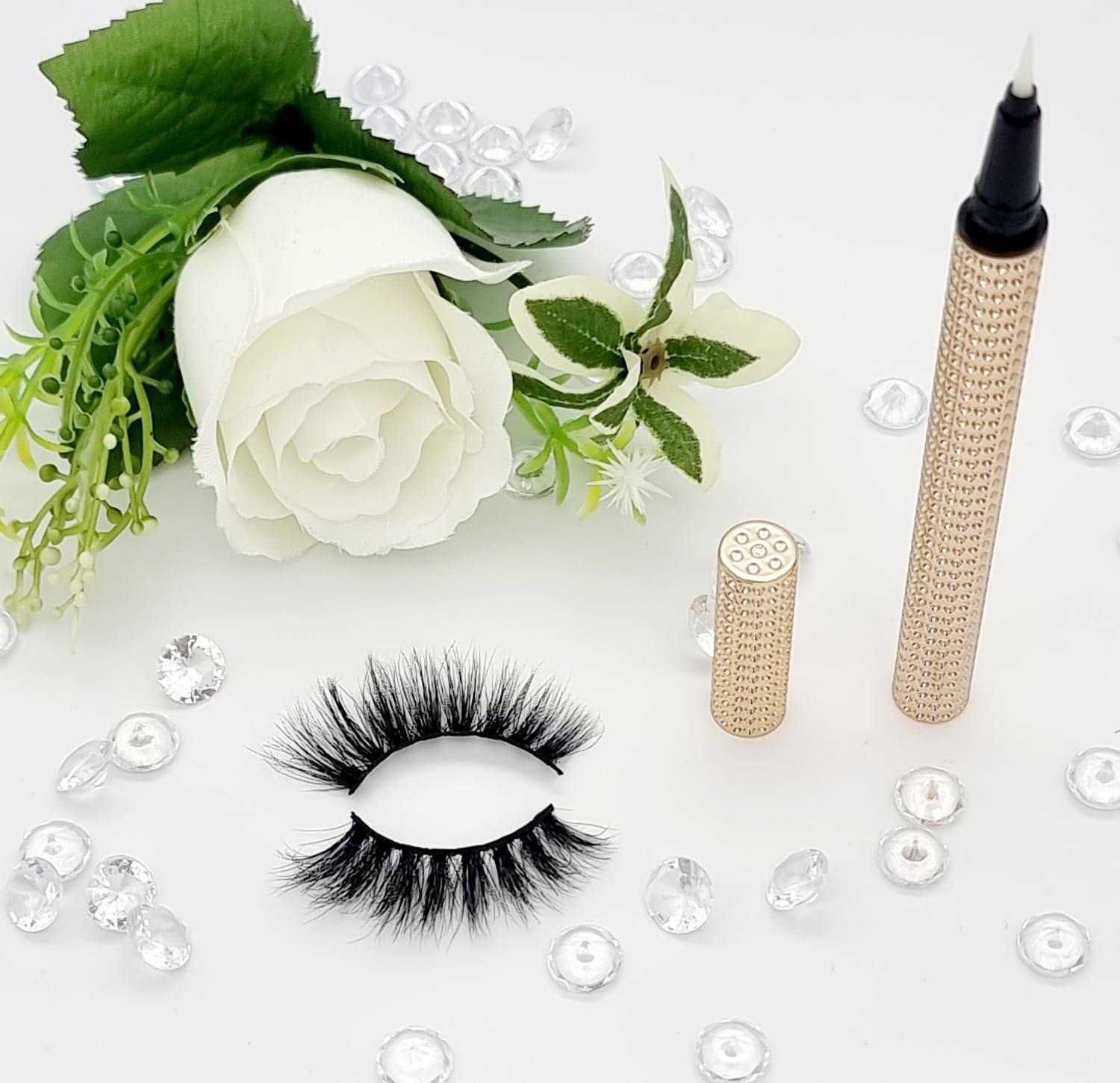 Tashie - one of our most dramatic lashes, this choice of lash of is for that glamour look who wants to be noticed on a night out taking lashes to that next level. A flare-eye 3D Mink Lash designed with both dramatic length, volume & plumpness.