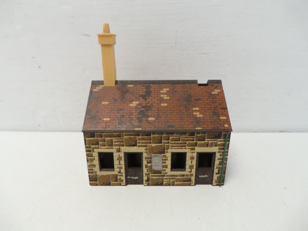 Hornby R501-010 Train Station Building & Platform