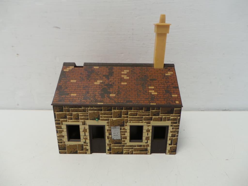 Hornby R501-010 Train Station Building & Platform