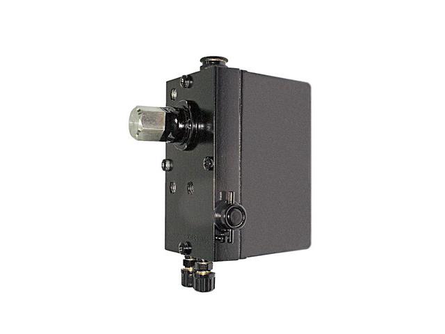 This is an image of Renault Cab Tilt Pump RHD 25379037 25379039 5010316404 82053294 690003OEM HGV Truck Part